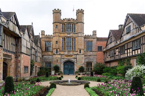 who built the tudor manor